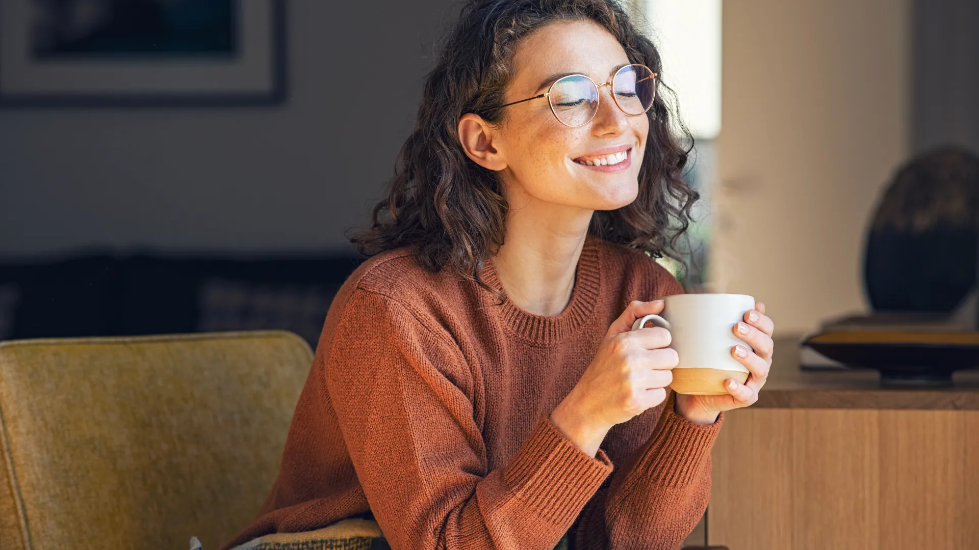 Docente disfrutando un café en casa, con tiempo libre recuperado